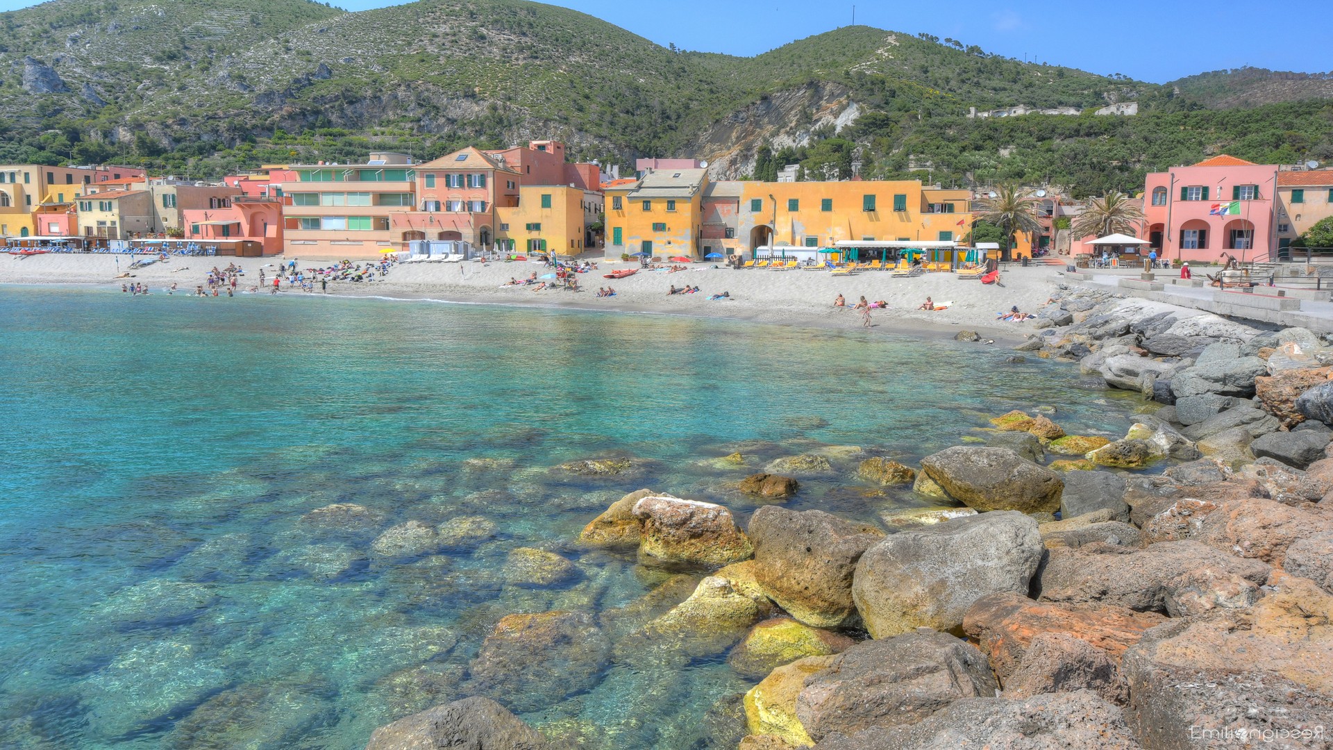 Escursionisti sui sentieri della Liguria