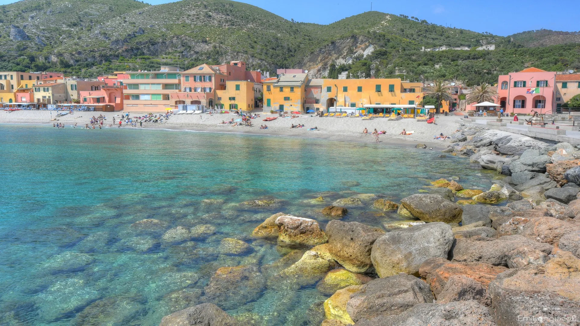 Escursionisti sui sentieri della Liguria